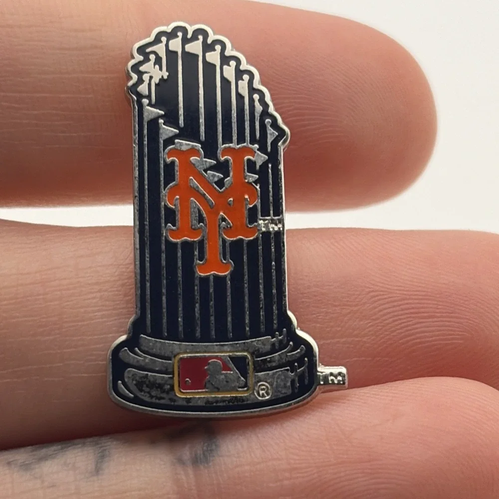 MLB‎ Baseball New York Mets World Series Championship Trophy Lapel Hat Pin